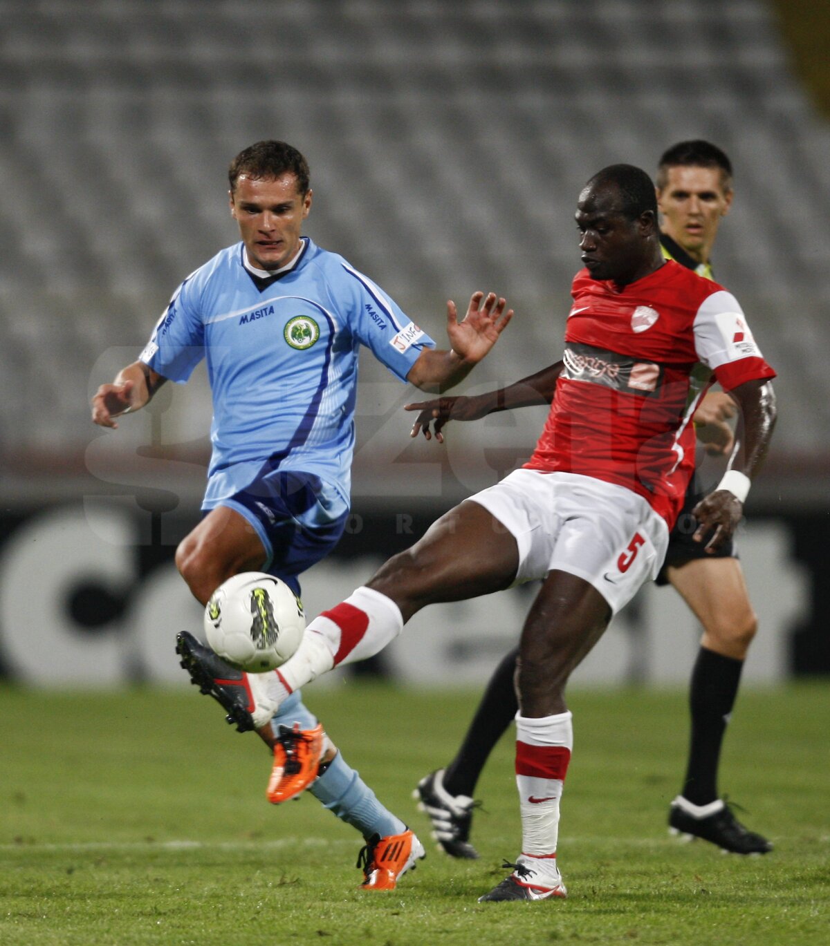 FOTO Fără fani în tribune, Dinamo şi-a consolidat poziţia de lider, după 2-0 cu Chiajna » Marş în tăcere