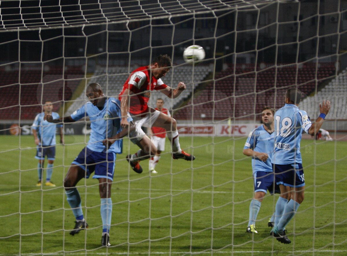 FOTO Fără fani în tribune, Dinamo şi-a consolidat poziţia de lider, după 2-0 cu Chiajna » Marş în tăcere