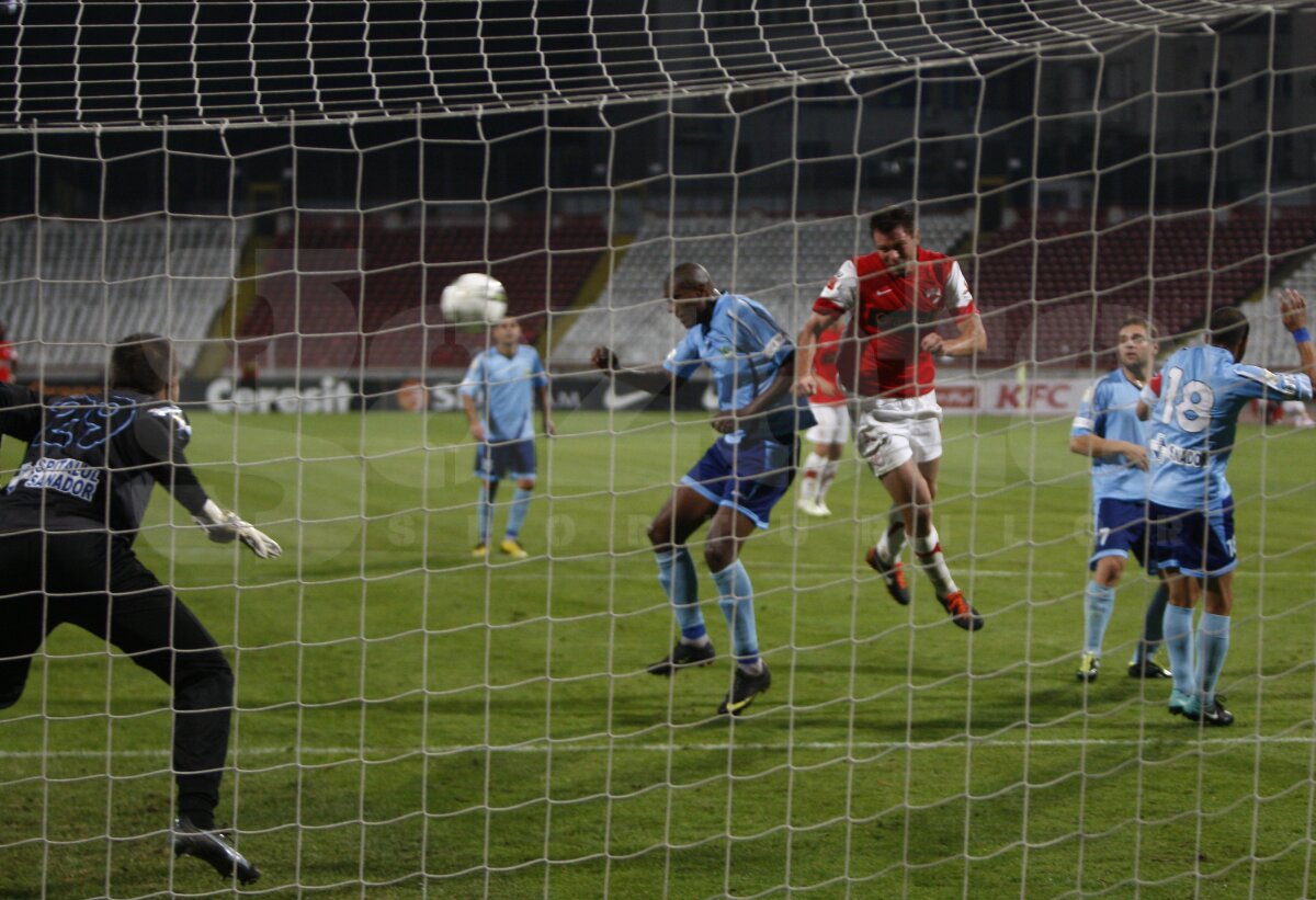 FOTO Fără fani în tribune, Dinamo şi-a consolidat poziţia de lider, după 2-0 cu Chiajna » Marş în tăcere