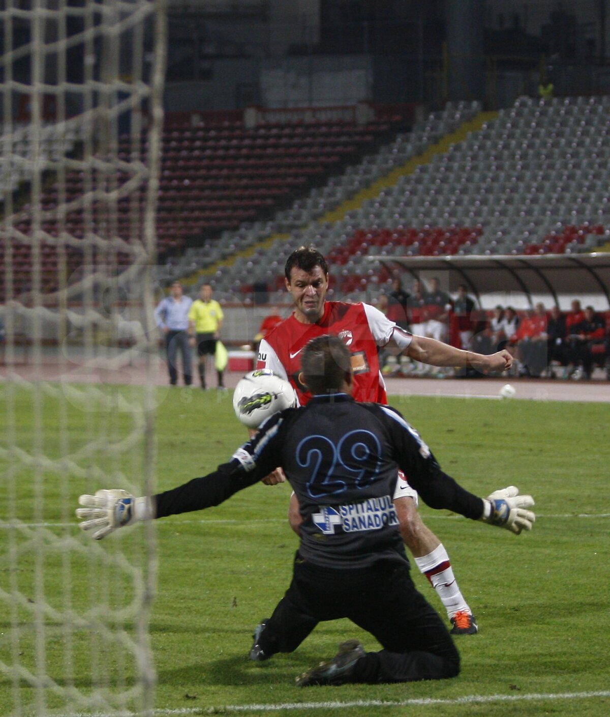 FOTO Fără fani în tribune, Dinamo şi-a consolidat poziţia de lider, după 2-0 cu Chiajna » Marş în tăcere