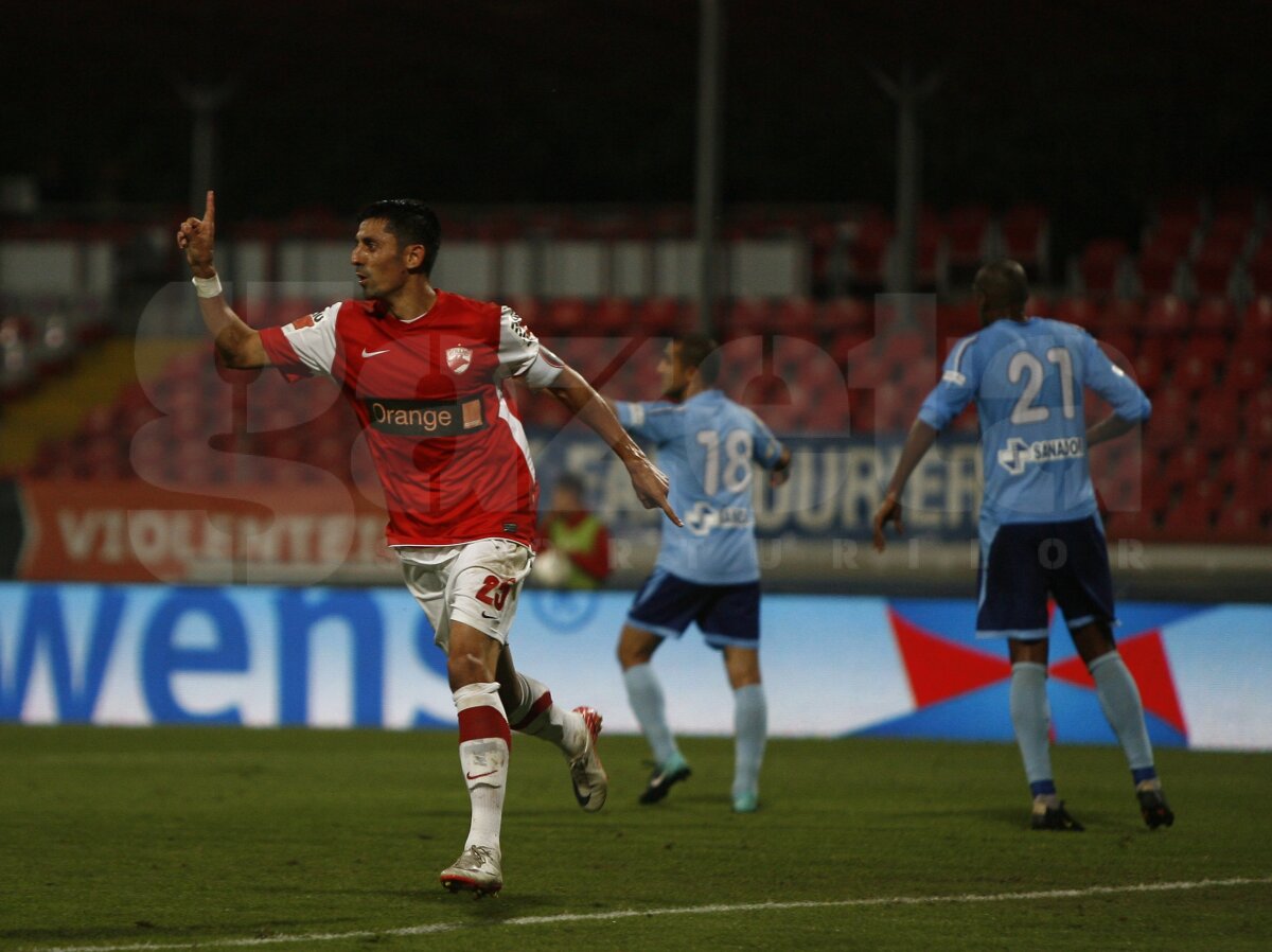 FOTO Fără fani în tribune, Dinamo şi-a consolidat poziţia de lider, după 2-0 cu Chiajna » Marş în tăcere