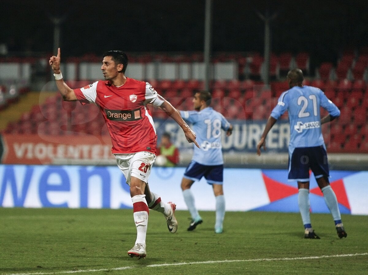 FOTO Fără fani în tribune, Dinamo şi-a consolidat poziţia de lider, după 2-0 cu Chiajna » Marş în tăcere