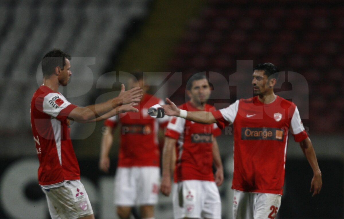 FOTO Fără fani în tribune, Dinamo şi-a consolidat poziţia de lider, după 2-0 cu Chiajna » Marş în tăcere
