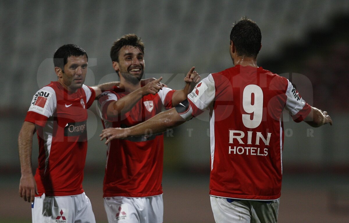 FOTO Fără fani în tribune, Dinamo şi-a consolidat poziţia de lider, după 2-0 cu Chiajna » Marş în tăcere