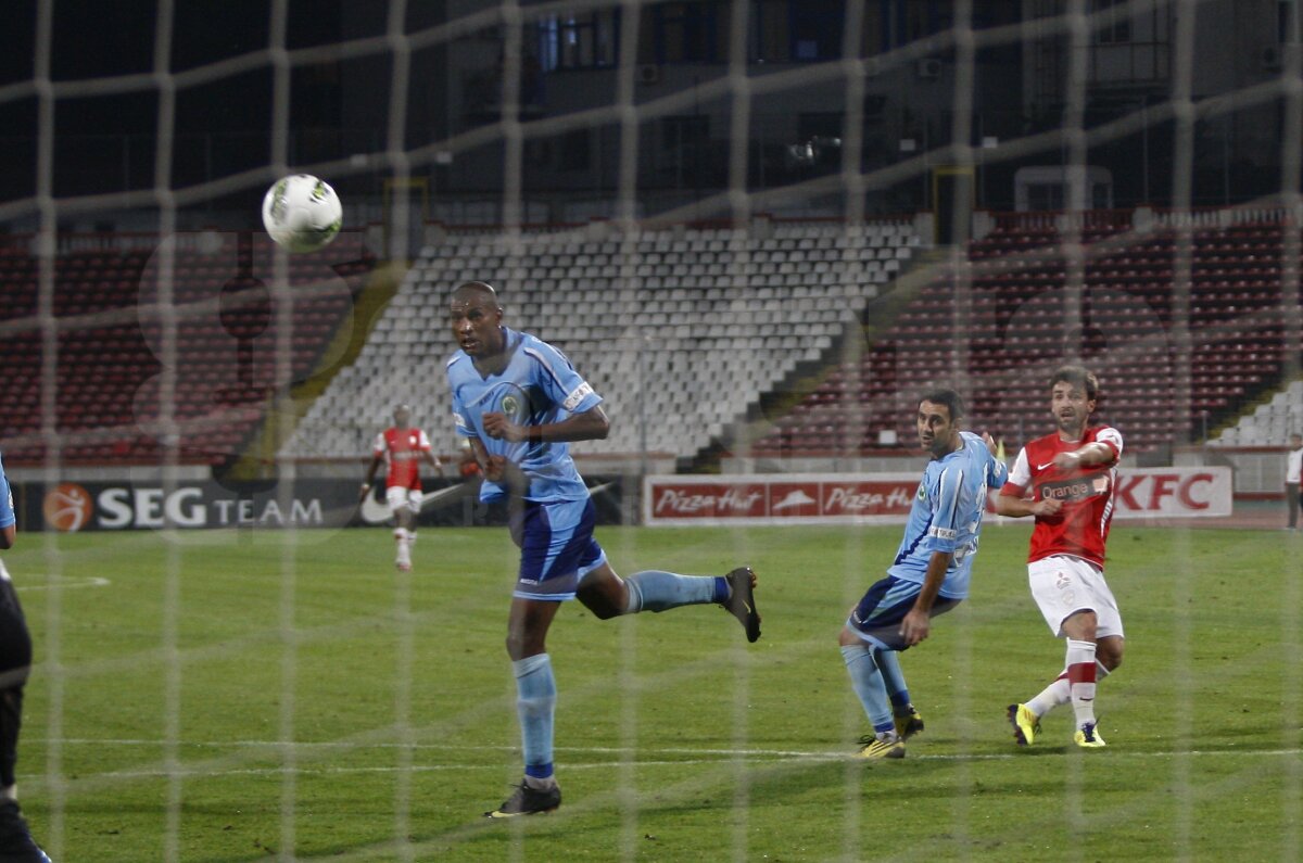 FOTO Fără fani în tribune, Dinamo şi-a consolidat poziţia de lider, după 2-0 cu Chiajna » Marş în tăcere