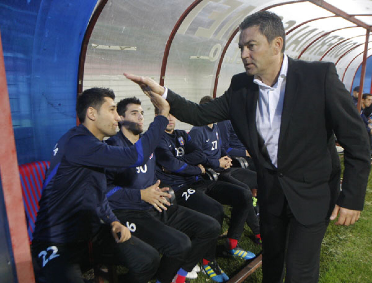 Ilie plin de energie! » Noul antrenor al Stelei a făcut spectacol pe bancă