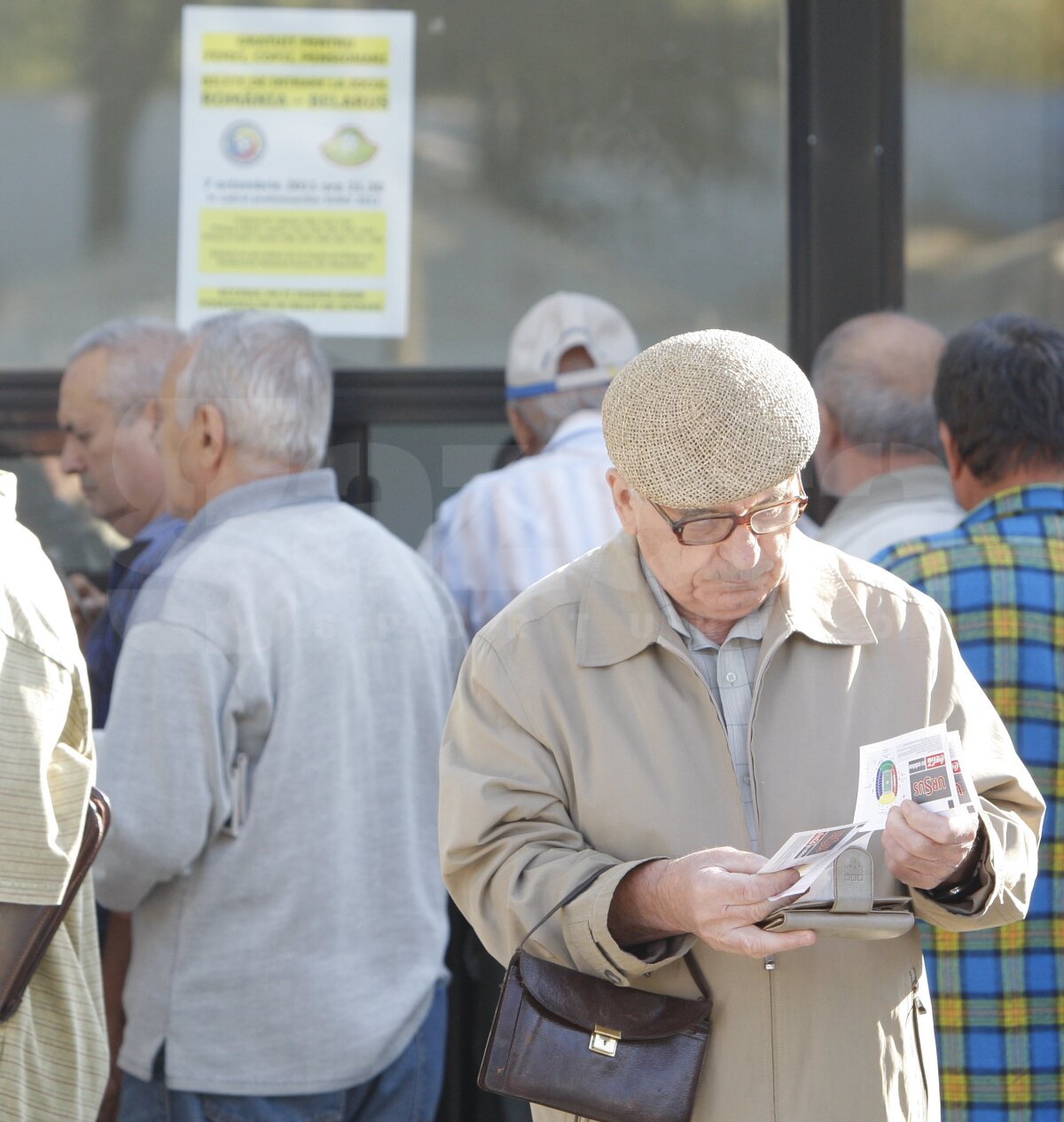 FOTO Pensionarii au dat năvală la biletele gratis pentru România - Belarus