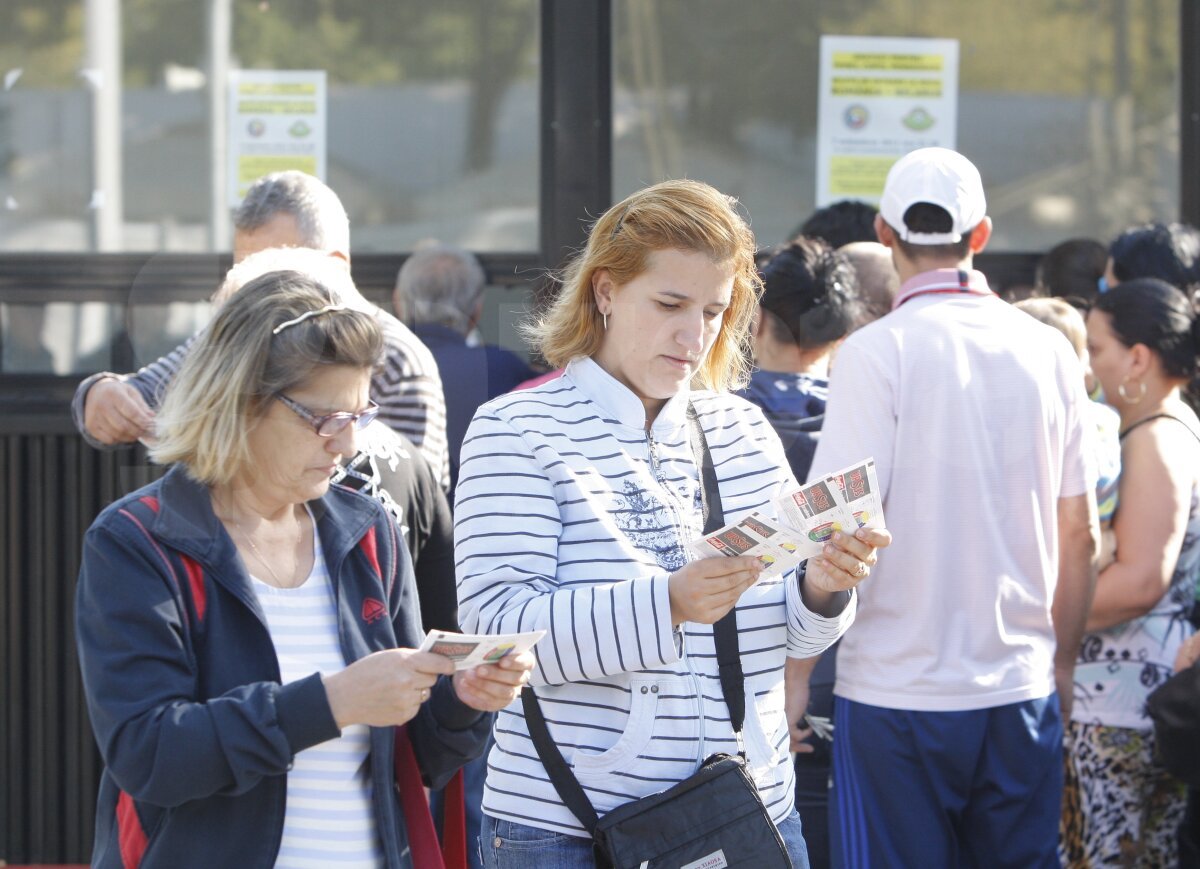 FOTO Pensionarii au dat năvală la biletele gratis pentru România - Belarus