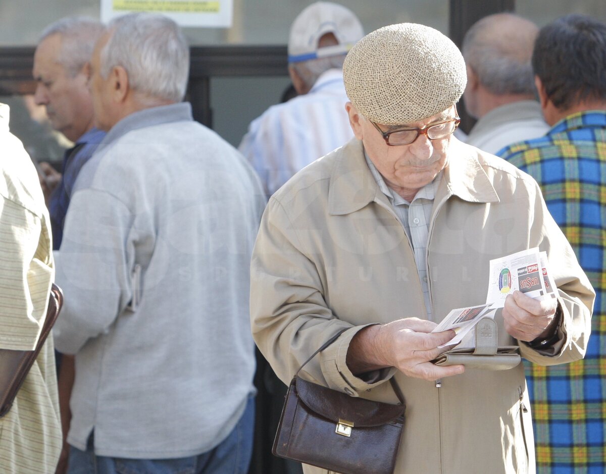 FOTO Pensionarii au dat năvală la biletele gratis pentru România - Belarus