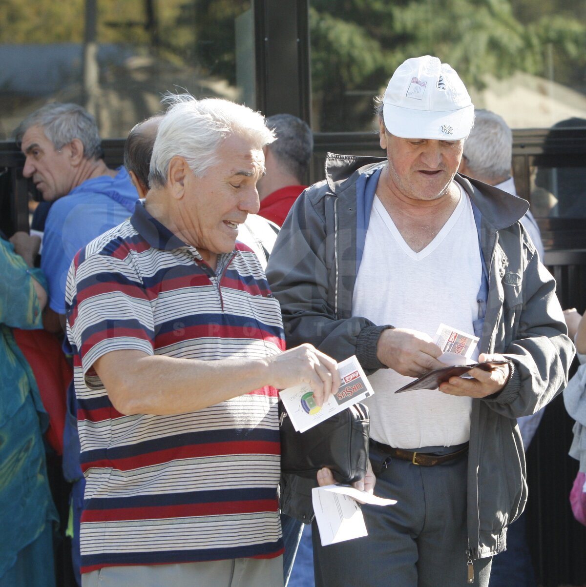 FOTO Pensionarii au dat năvală la biletele gratis pentru România - Belarus