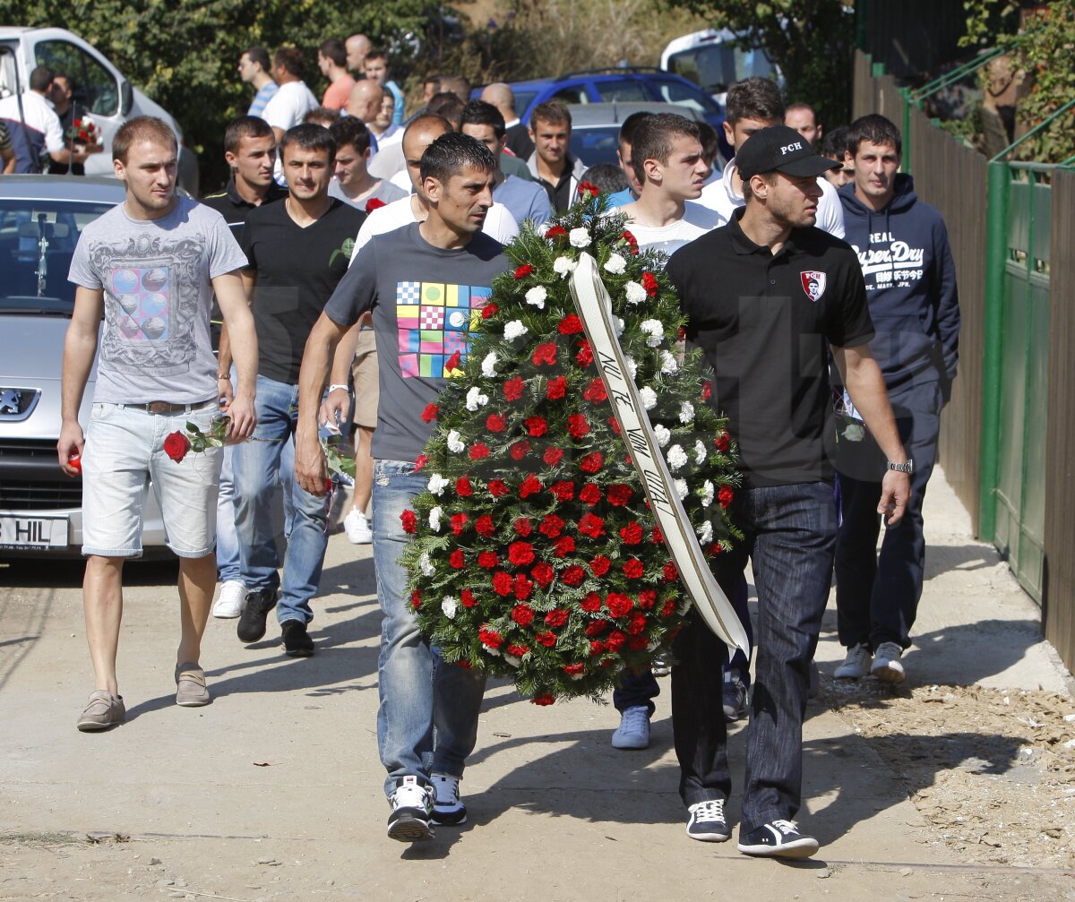FOTO GSP / Dinamoviştii s-au recules azi la prînz la mormîntul Unicului Căpitan