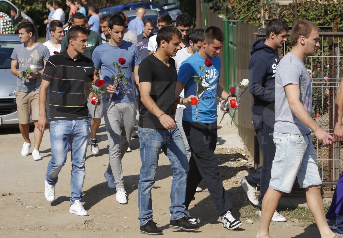 FOTO GSP / Dinamoviştii s-au recules azi la prînz la mormîntul Unicului Căpitan