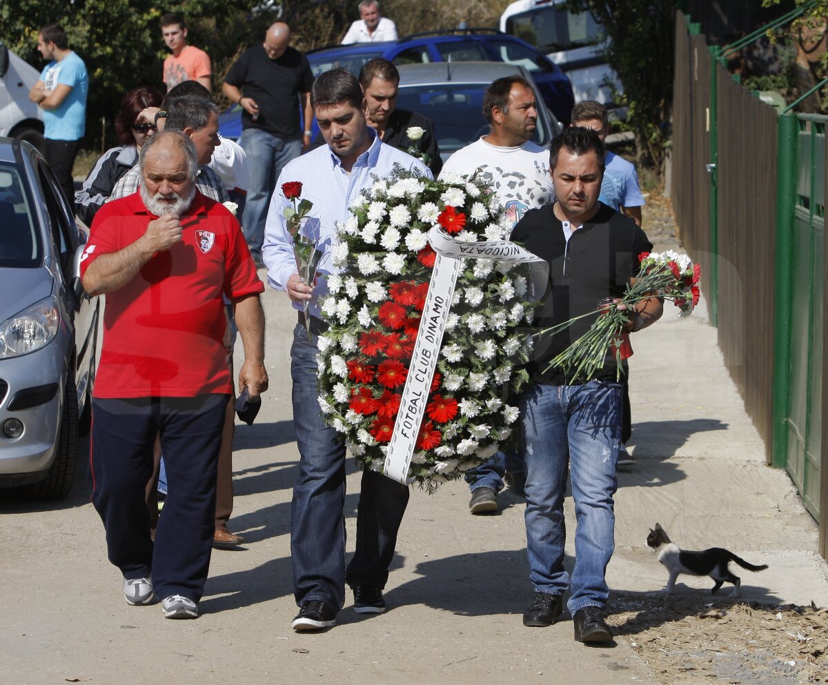 FOTO GSP / Dinamoviştii s-au recules azi la prînz la mormîntul Unicului Căpitan