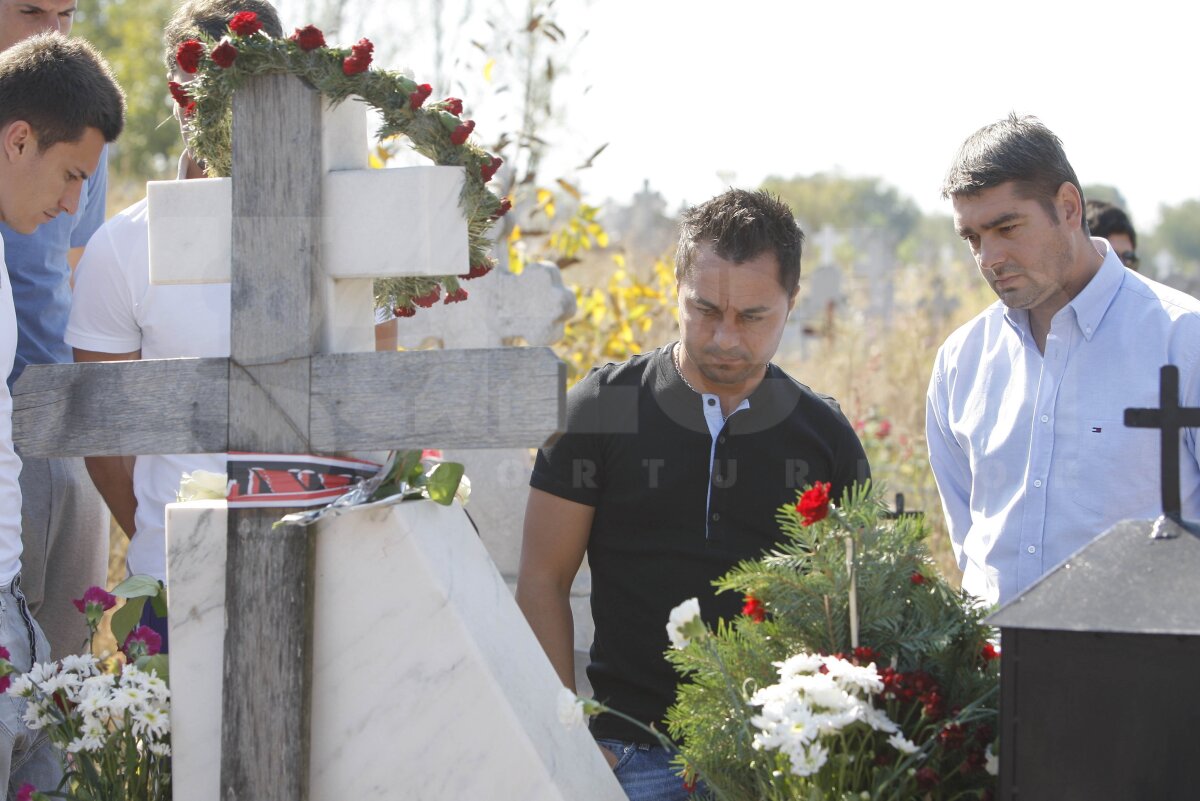 FOTO GSP / Dinamoviştii s-au recules azi la prînz la mormîntul Unicului Căpitan