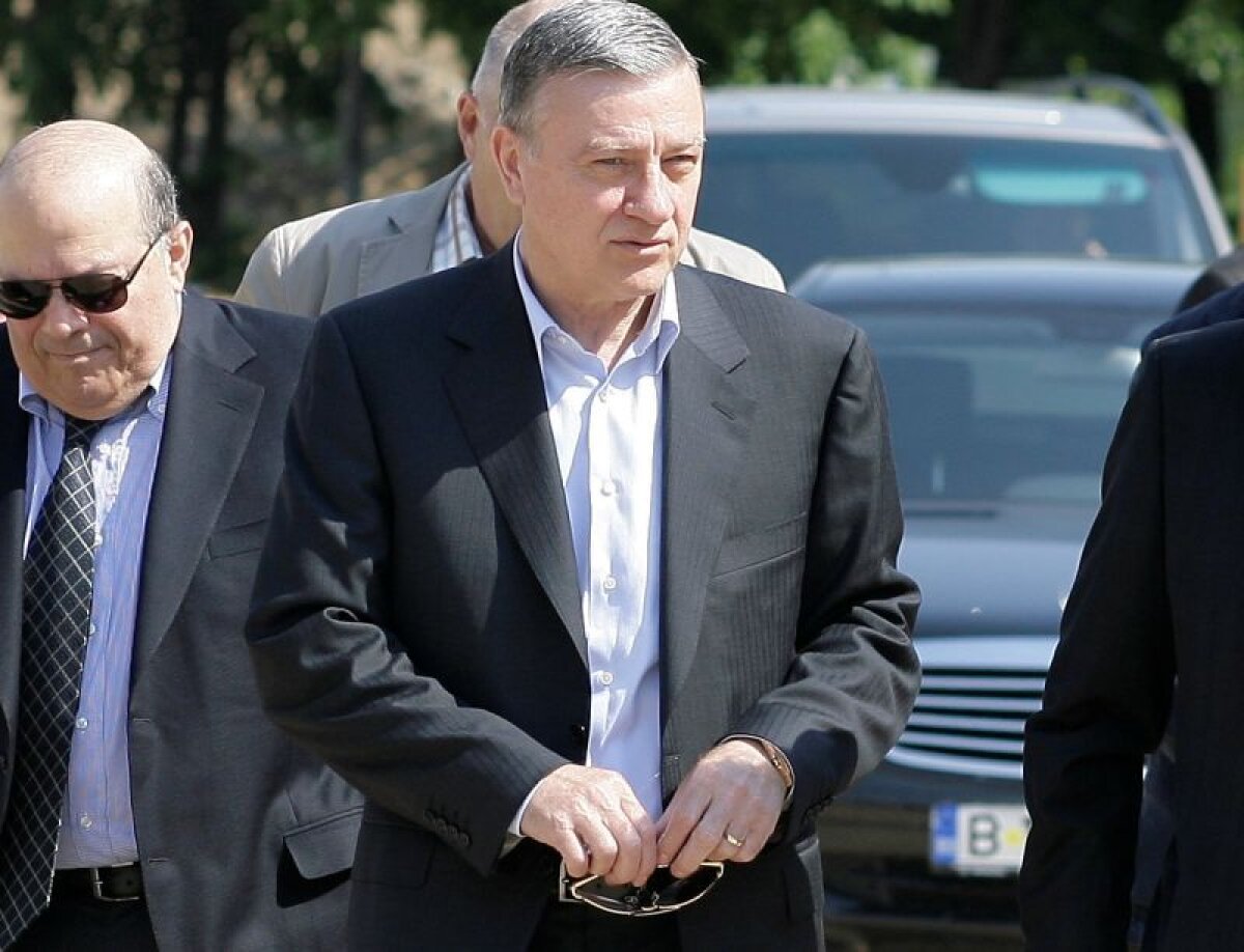 GALERIE FOTO Mircea Sandu a ieşit de la DNA: "La finala Cupei, Vasile Avram m-a întrebat dacă delegarea e corectă"