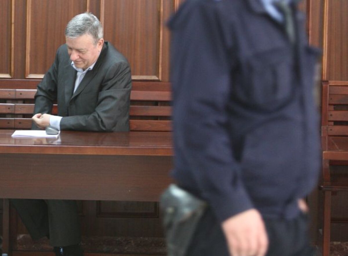 GALERIE FOTO Mircea Sandu a ieşit de la DNA: "La finala Cupei, Vasile Avram m-a întrebat dacă delegarea e corectă"