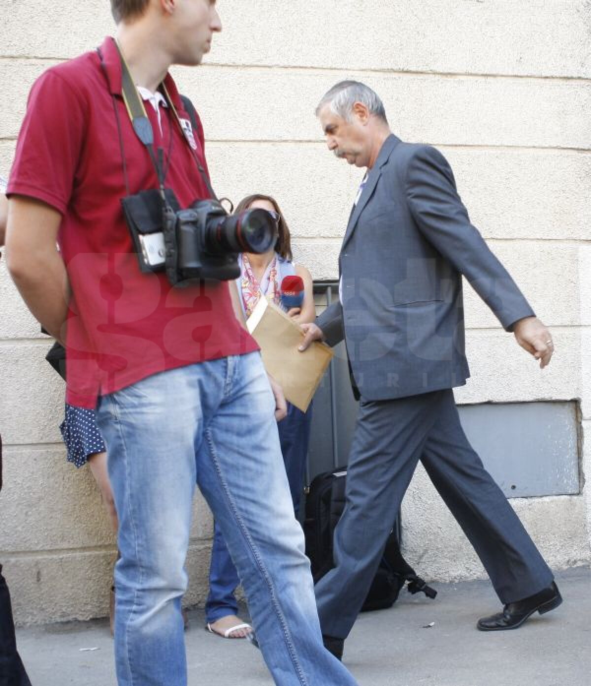 GALERIE FOTO Mircea Sandu a ieşit de la DNA: "La finala Cupei, Vasile Avram m-a întrebat dacă delegarea e corectă"