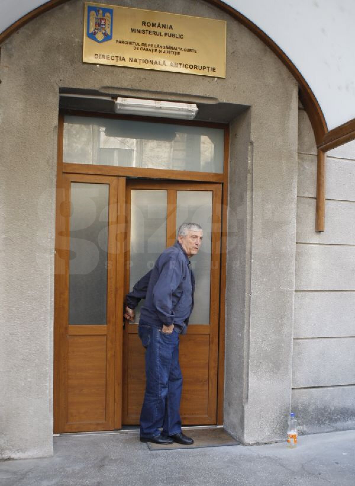 GALERIE FOTO Mircea Sandu a ieşit de la DNA: "La finala Cupei, Vasile Avram m-a întrebat dacă delegarea e corectă"