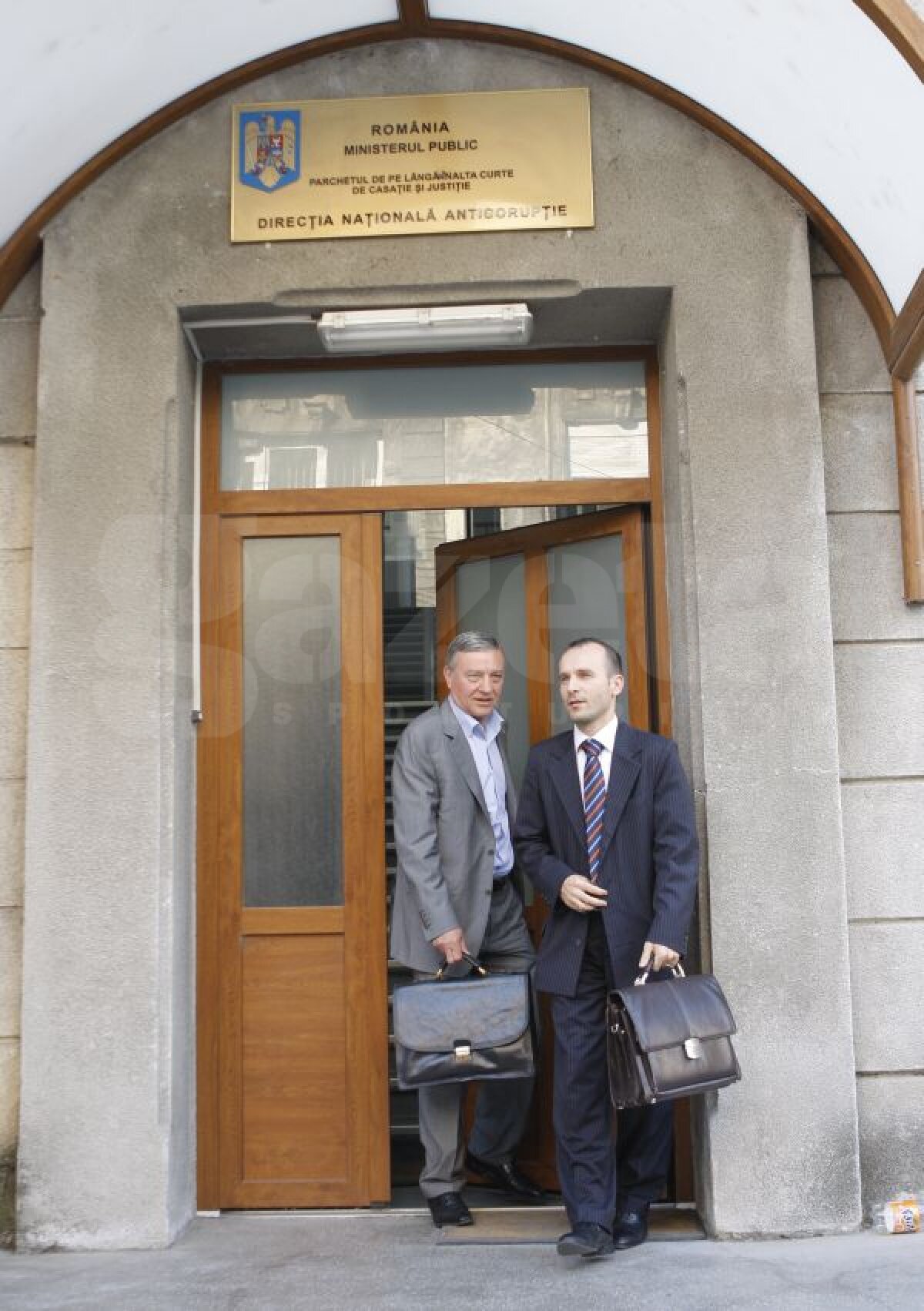 GALERIE FOTO Mircea Sandu a ieşit de la DNA: "La finala Cupei, Vasile Avram m-a întrebat dacă delegarea e corectă"