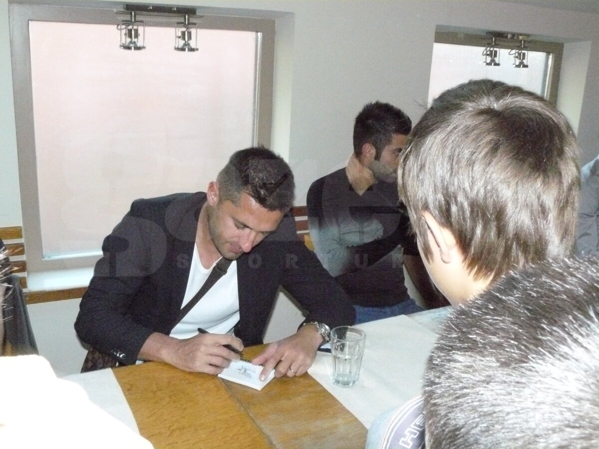 GALERIE FOTO Jucătorii de la ”U” Cluj au fost asaltaţi la autografe » ”Şepcile roşii” se vînd bine
