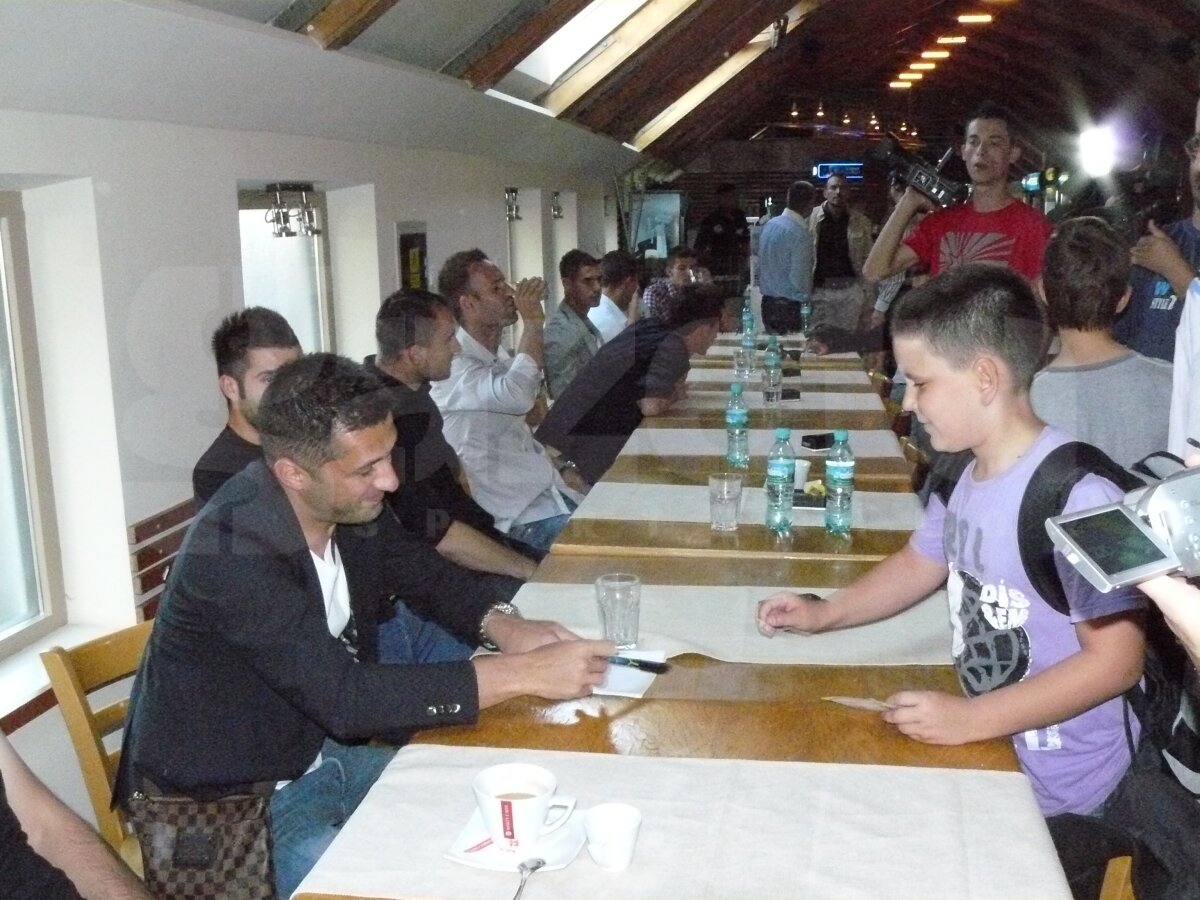 GALERIE FOTO Jucătorii de la ”U” Cluj au fost asaltaţi la autografe » ”Şepcile roşii” se vînd bine