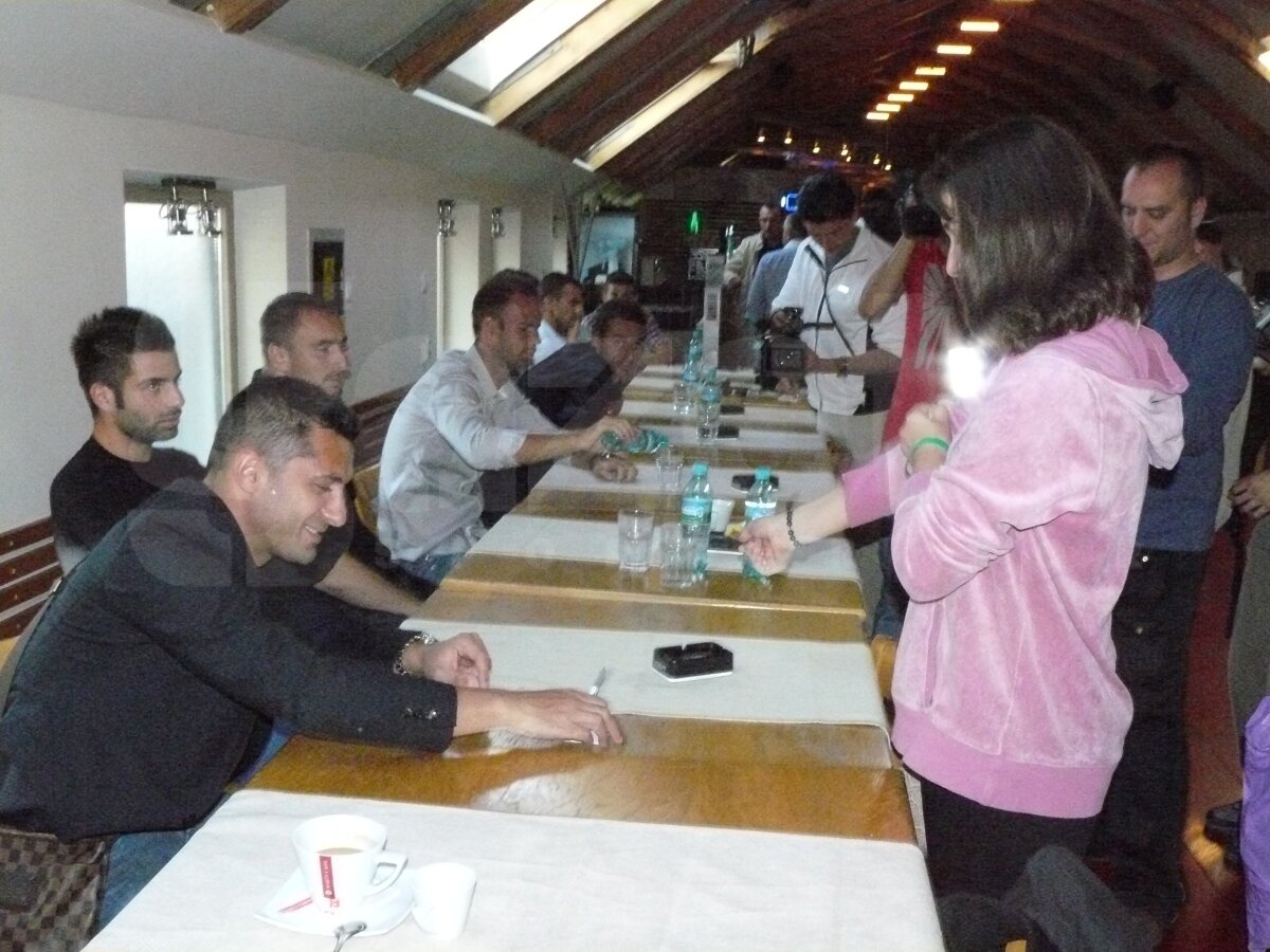 GALERIE FOTO Jucătorii de la ”U” Cluj au fost asaltaţi la autografe » ”Şepcile roşii” se vînd bine