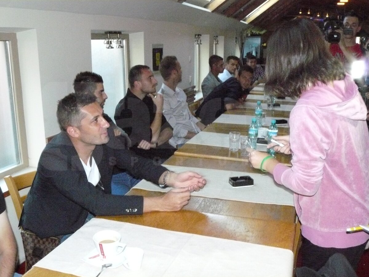 GALERIE FOTO Jucătorii de la ”U” Cluj au fost asaltaţi la autografe » ”Şepcile roşii” se vînd bine