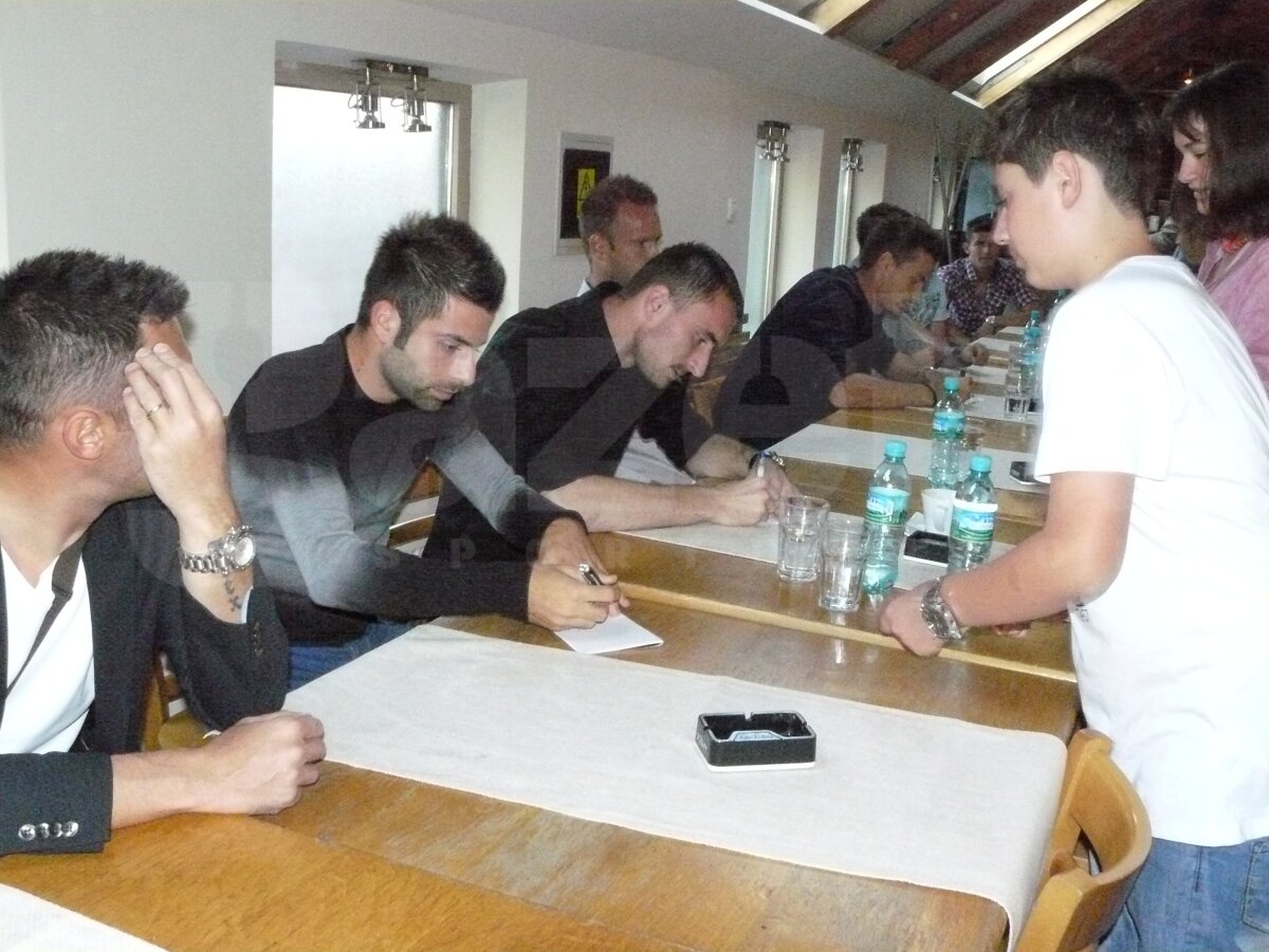 GALERIE FOTO Jucătorii de la ”U” Cluj au fost asaltaţi la autografe » ”Şepcile roşii” se vînd bine