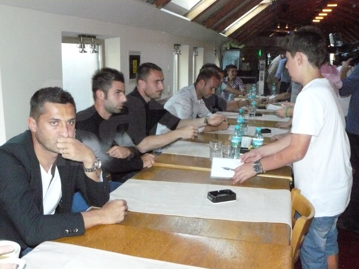GALERIE FOTO Jucătorii de la ”U” Cluj au fost asaltaţi la autografe » ”Şepcile roşii” se vînd bine