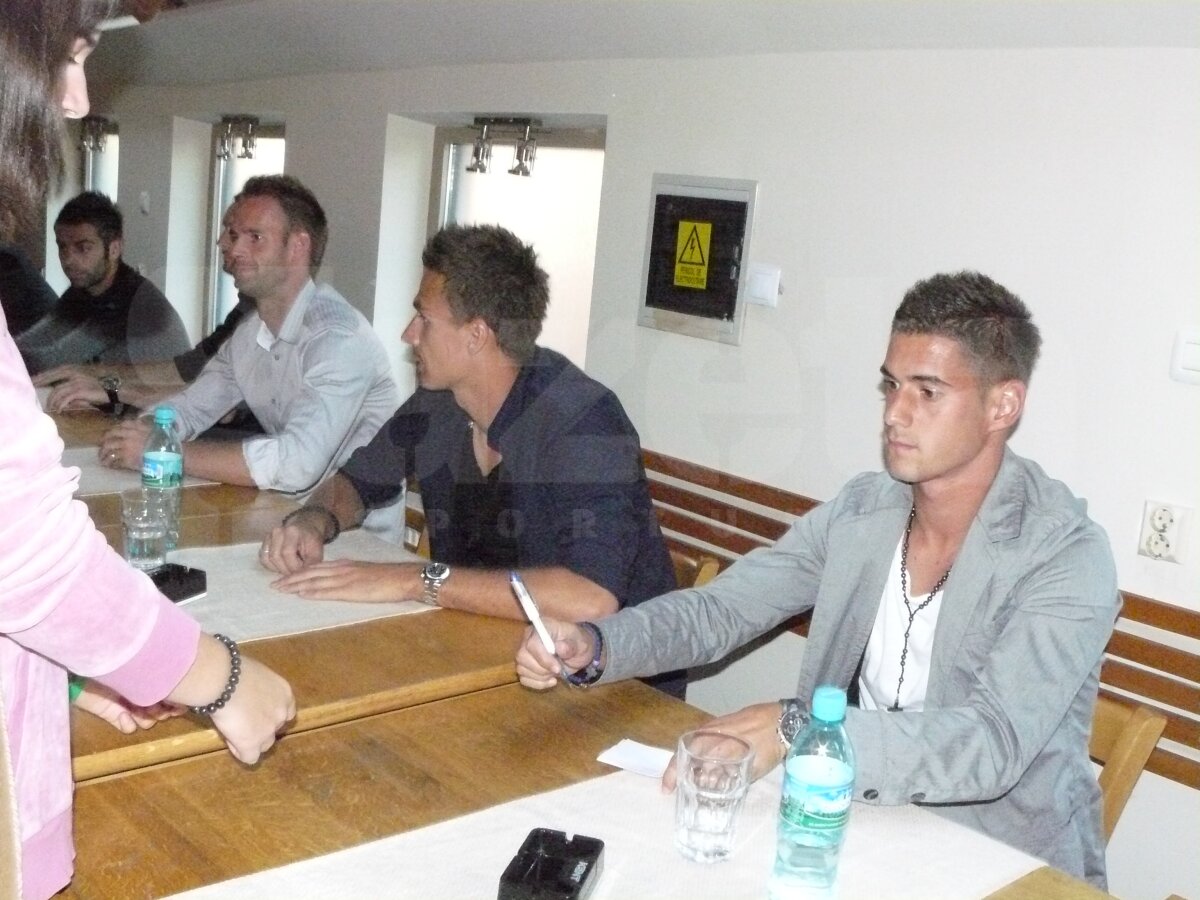 GALERIE FOTO Jucătorii de la ”U” Cluj au fost asaltaţi la autografe » ”Şepcile roşii” se vînd bine