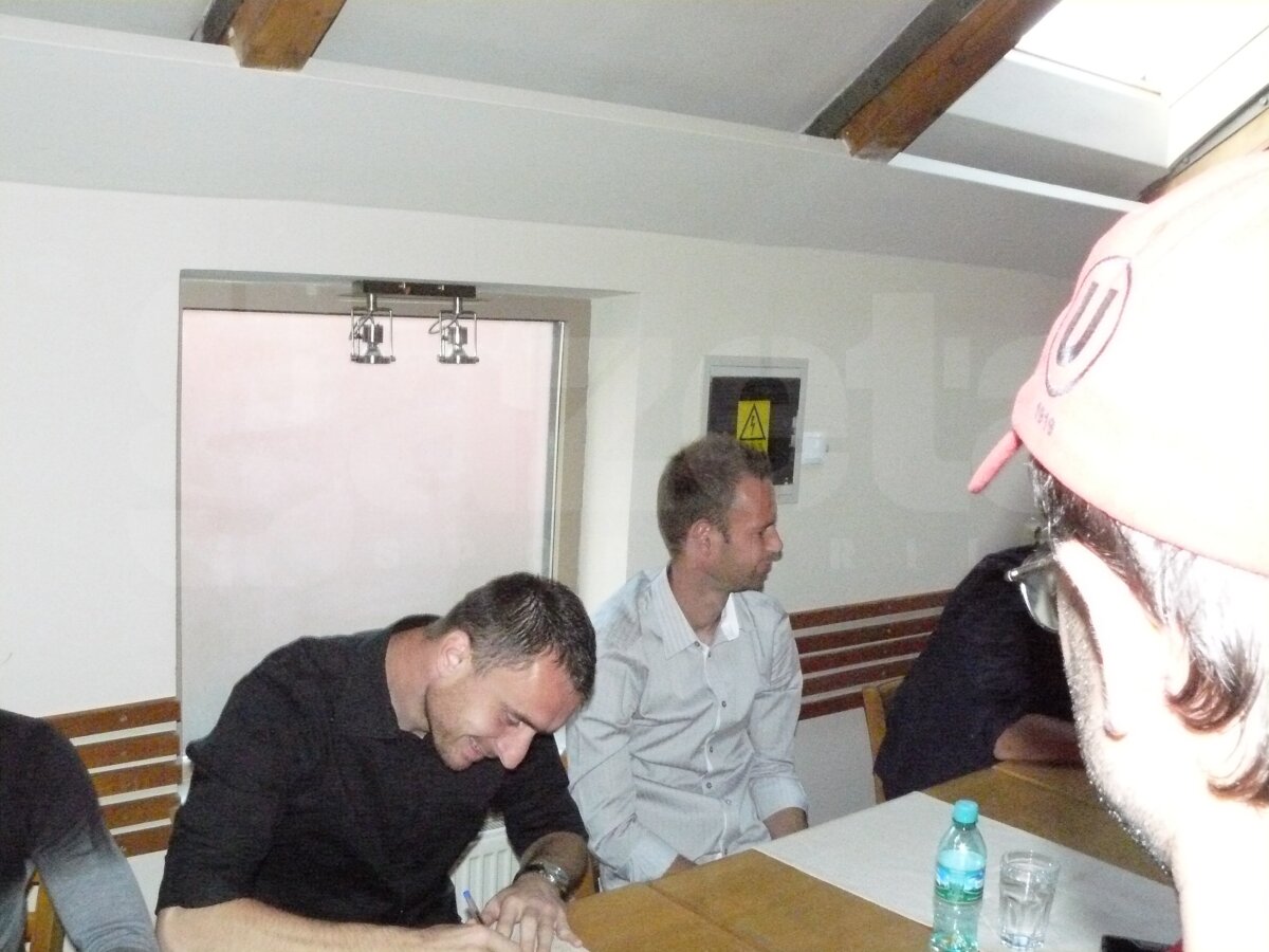 GALERIE FOTO Jucătorii de la ”U” Cluj au fost asaltaţi la autografe » ”Şepcile roşii” se vînd bine