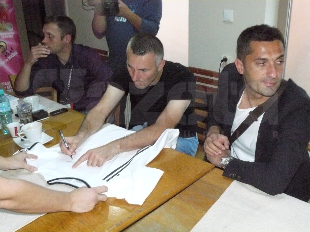 GALERIE FOTO Jucătorii de la ”U” Cluj au fost asaltaţi la autografe » ”Şepcile roşii” se vînd bine
