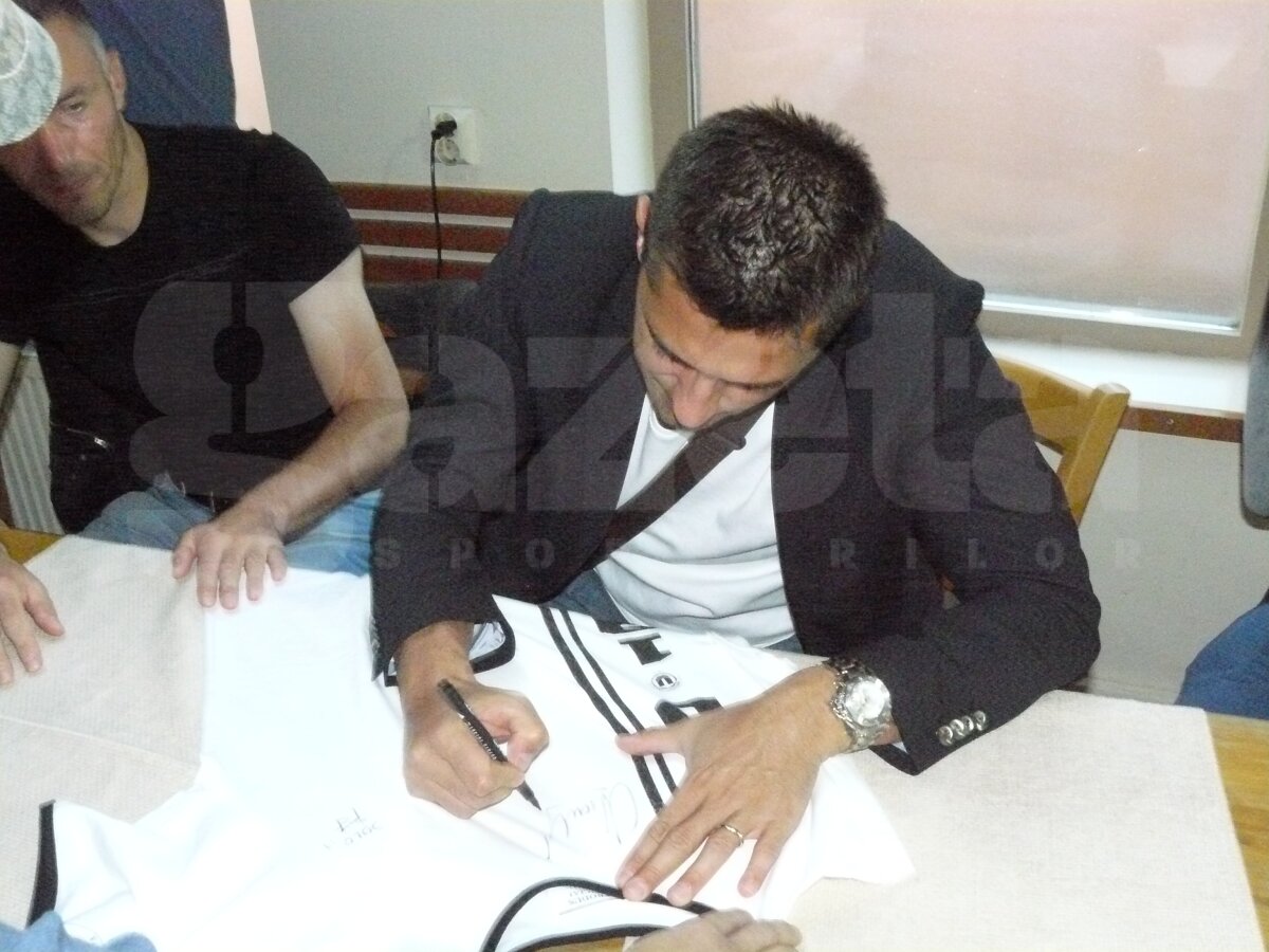 GALERIE FOTO Jucătorii de la ”U” Cluj au fost asaltaţi la autografe » ”Şepcile roşii” se vînd bine