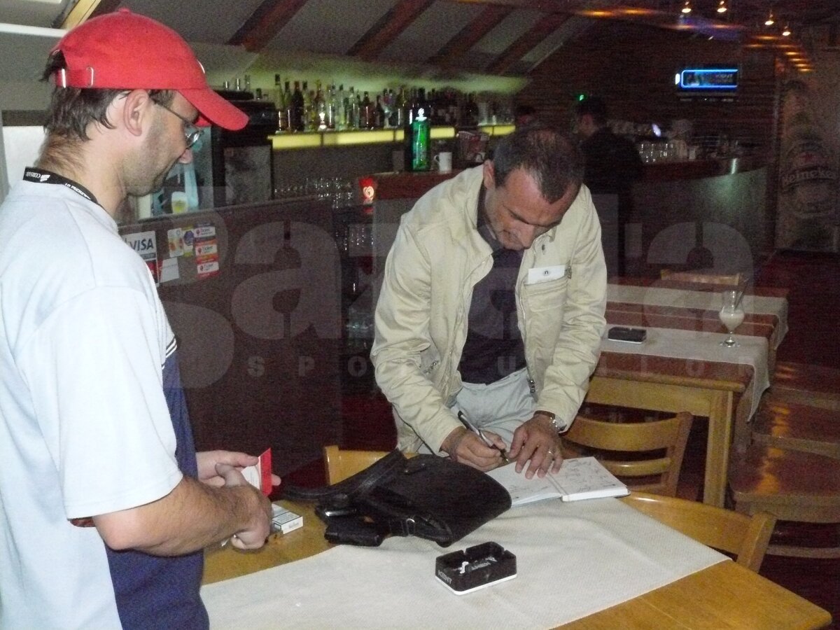 GALERIE FOTO Jucătorii de la ”U” Cluj au fost asaltaţi la autografe » ”Şepcile roşii” se vînd bine