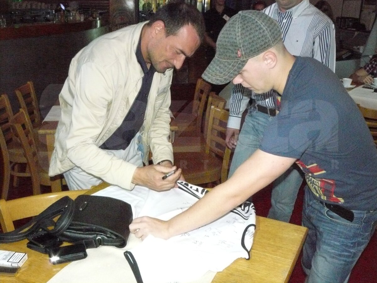 GALERIE FOTO Jucătorii de la ”U” Cluj au fost asaltaţi la autografe » ”Şepcile roşii” se vînd bine
