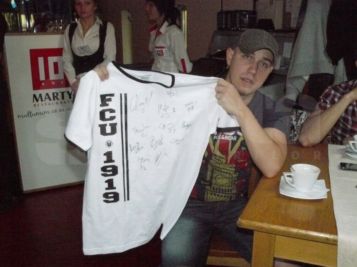 GALERIE FOTO Jucătorii de la ”U” Cluj au fost asaltaţi la autografe » ”Şepcile roşii” se vînd bine