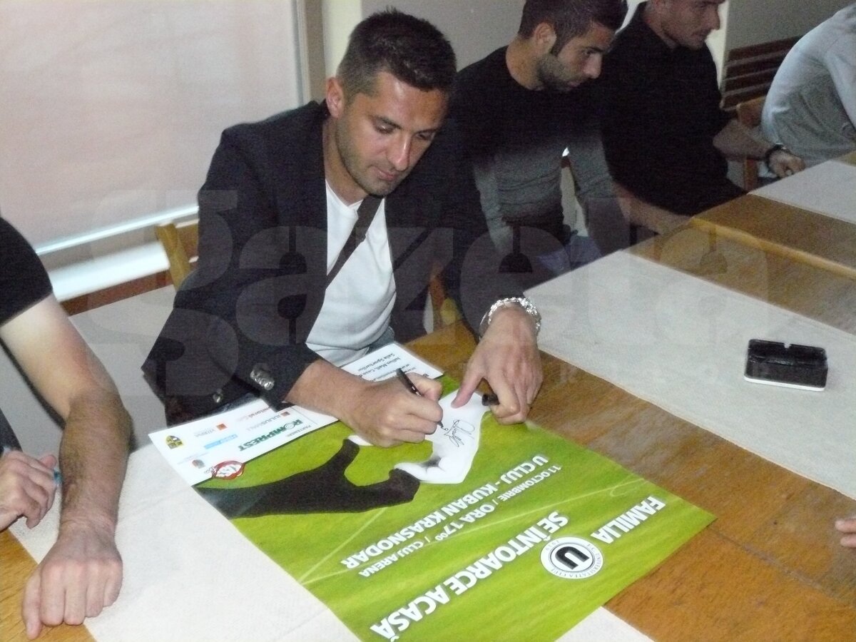 GALERIE FOTO Jucătorii de la ”U” Cluj au fost asaltaţi la autografe » ”Şepcile roşii” se vînd bine