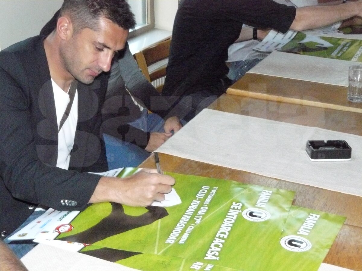 GALERIE FOTO Jucătorii de la ”U” Cluj au fost asaltaţi la autografe » ”Şepcile roşii” se vînd bine