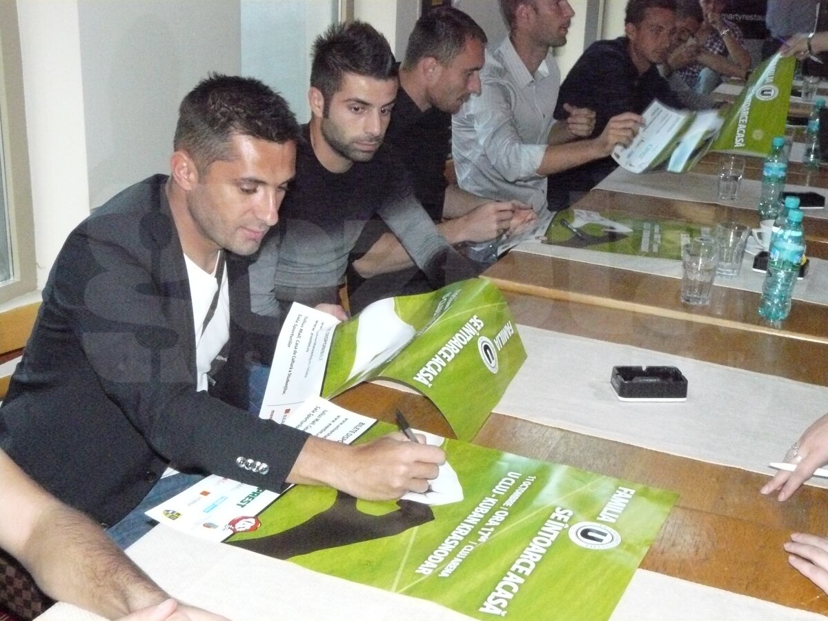 GALERIE FOTO Jucătorii de la ”U” Cluj au fost asaltaţi la autografe » ”Şepcile roşii” se vînd bine