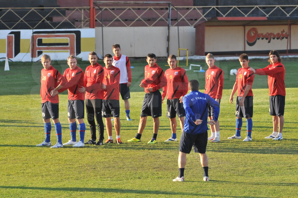 Ilie Stan a revoluţionat şedinţele de pregătire » Steliştii se antrenează pe "Dansul pinguinului" :)