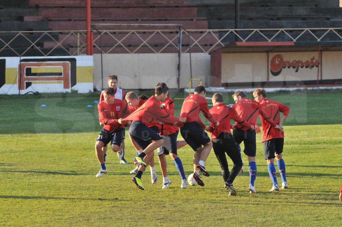 Ilie Stan a revoluţionat şedinţele de pregătire » Steliştii se antrenează pe "Dansul pinguinului" :)