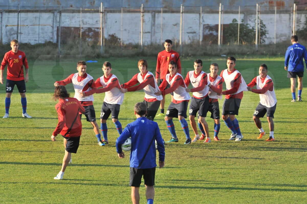 Ilie Stan a revoluţionat şedinţele de pregătire » Steliştii se antrenează pe "Dansul pinguinului" :)