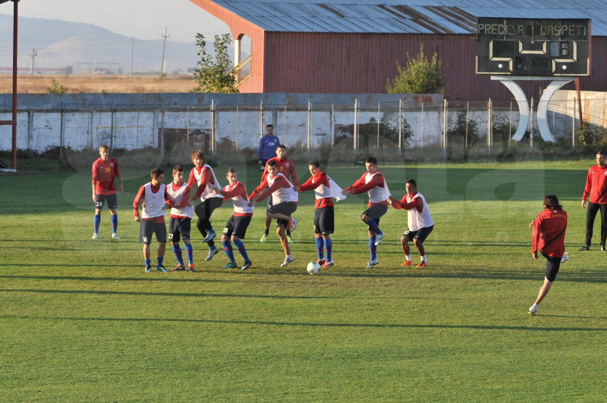 Ilie Stan a revoluţionat şedinţele de pregătire » Steliştii se antrenează pe "Dansul pinguinului" :)