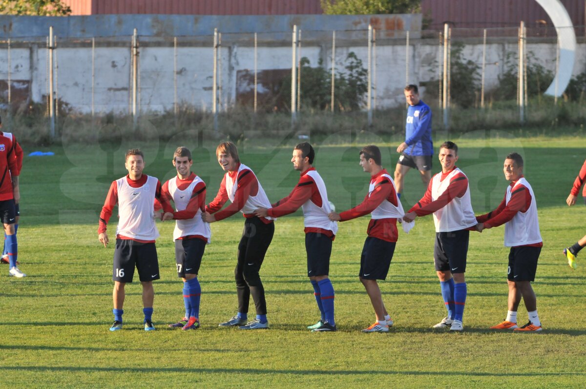 Ilie Stan a revoluţionat şedinţele de pregătire » Steliştii se antrenează pe "Dansul pinguinului" :)
