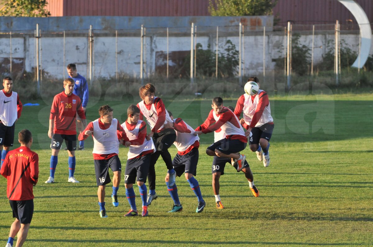 Ilie Stan a revoluţionat şedinţele de pregătire » Steliştii se antrenează pe "Dansul pinguinului" :)