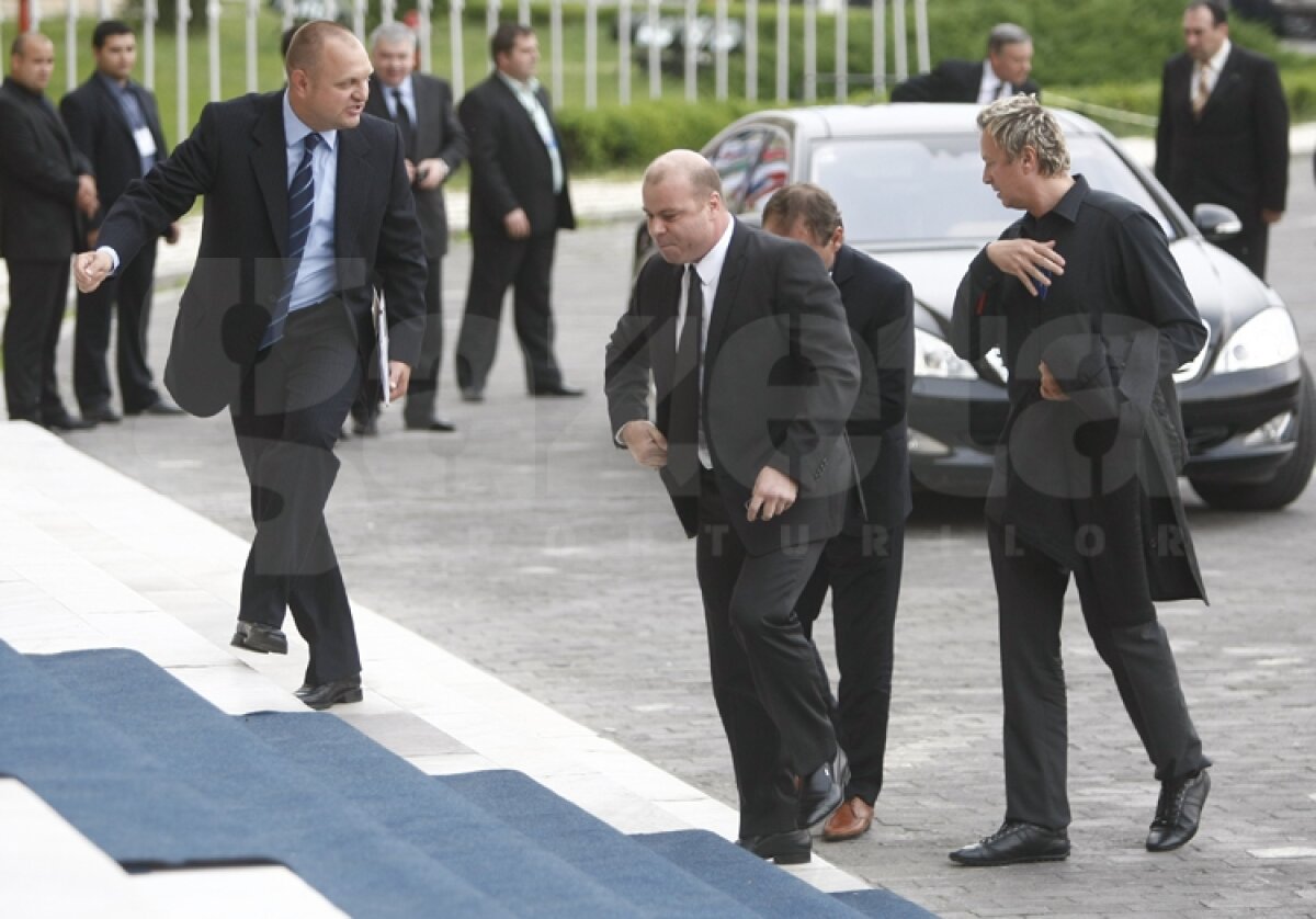 Un neamţ a scris o carte despre scheletele din dulapul fotbalului românesc