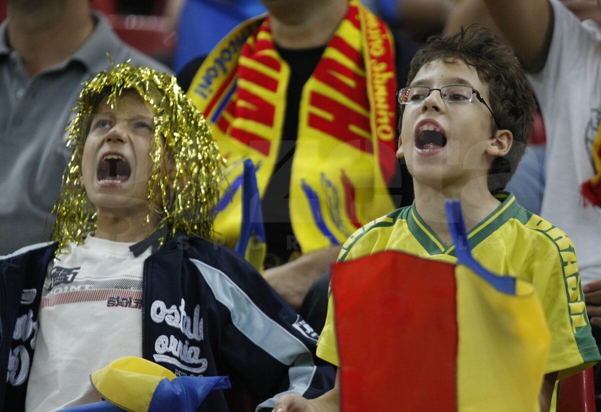 “Tricolorii” au fost susţinuţi aseară de 30.000 de fani de toate vîrstele » Dragoste necondiţionată
