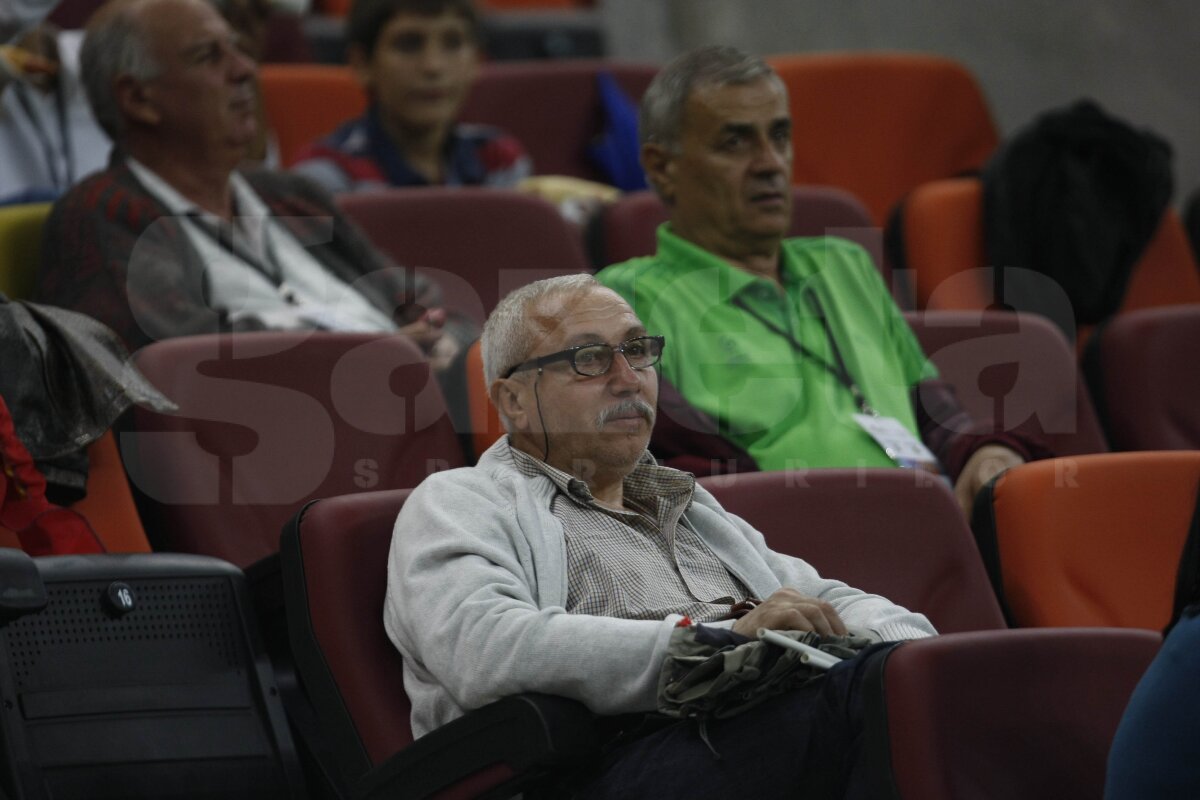 “Tricolorii” au fost susţinuţi aseară de 30.000 de fani de toate vîrstele » Dragoste necondiţionată