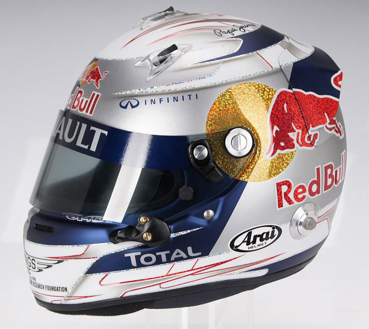 FOTO Ce pasiune ciudată are Vettel! Campionul F1 foloseşte cîte o cască diferită la fiecare cursă