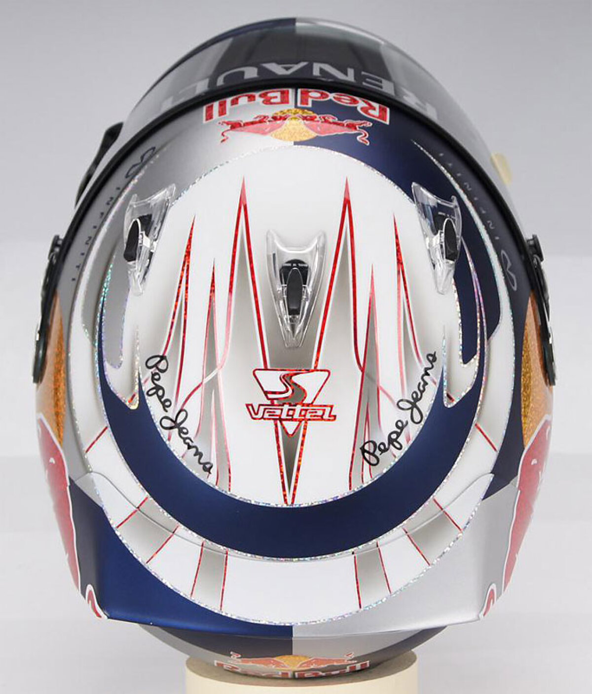 FOTO Ce pasiune ciudată are Vettel! Campionul F1 foloseşte cîte o cască diferită la fiecare cursă